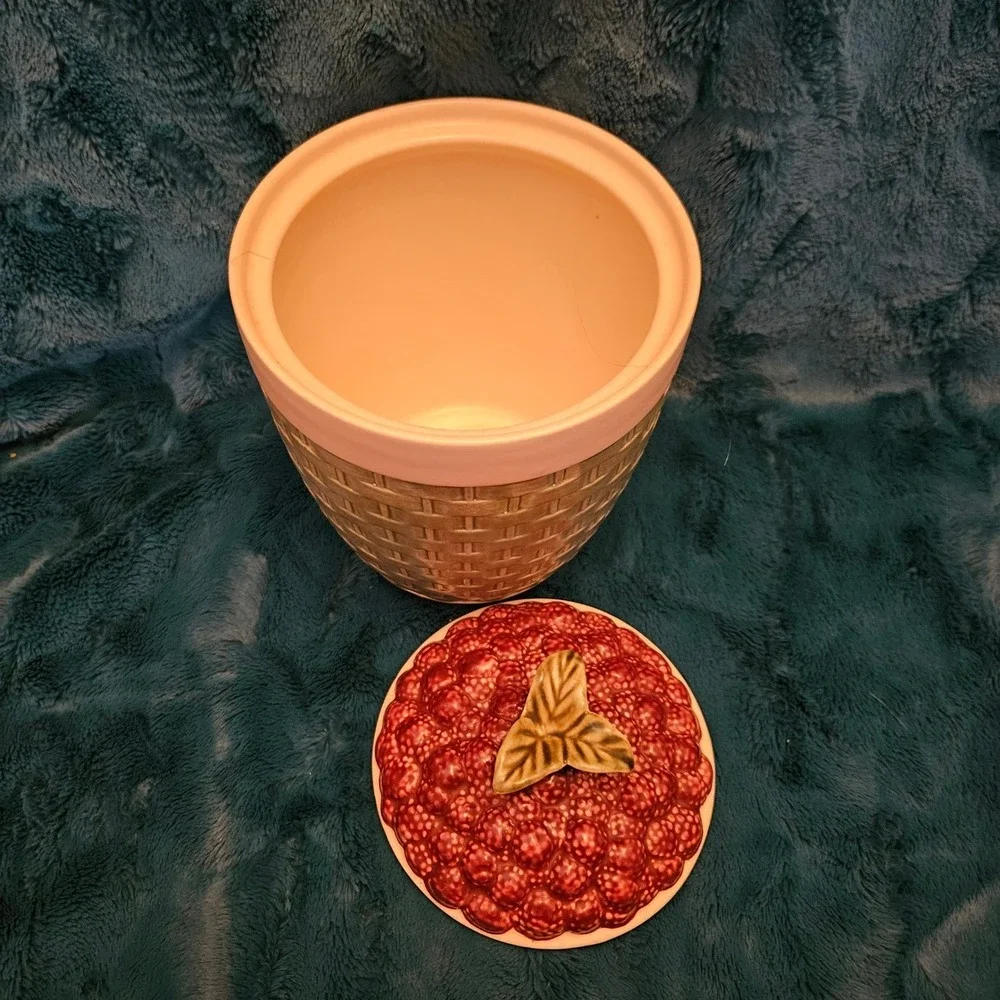Vintage Pfaltzgraff Jamberry Raspberry Canister – 2nd Largest Size with‎ Lid